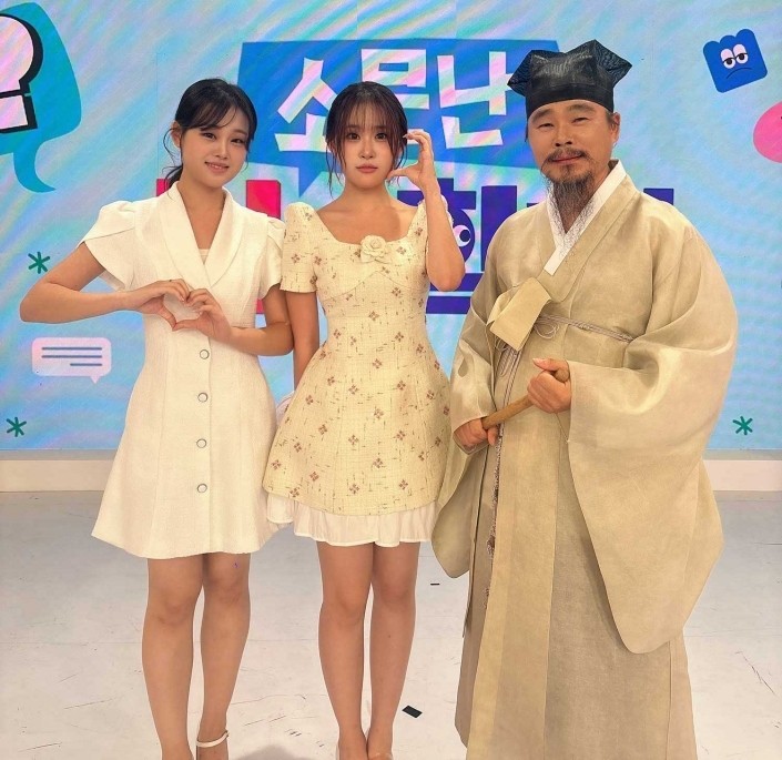 '청학동 훈장' 김봉곤과 그의 두 딸 진소리와 김다현. / 현컴퍼니 제공