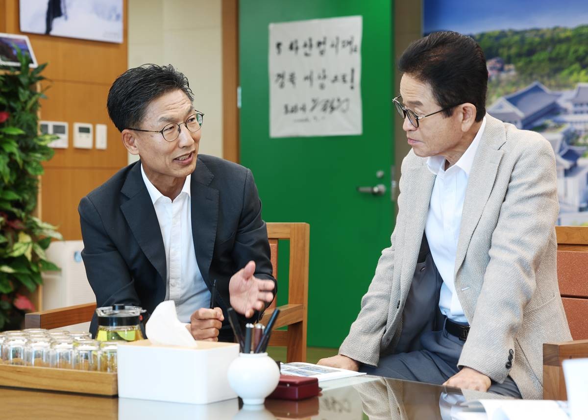 21일 김병삼 영천시장(왼쪽)이 경북도청을 방문해 이철우 경북도지사와 지역 주요 현안사업에 대해 논의하고 있다. / 영천시
