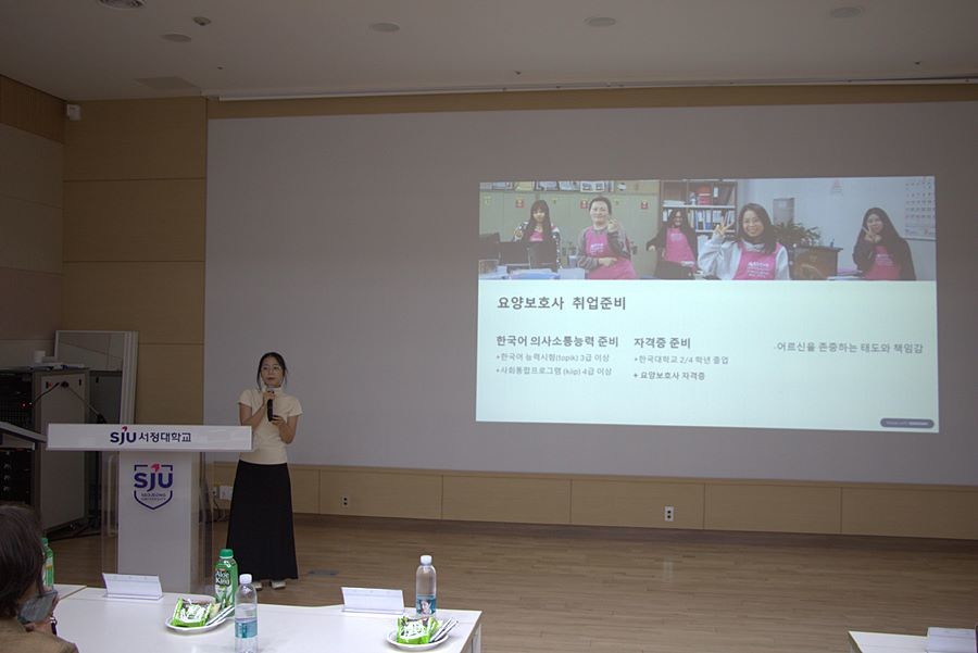 취업성공특강하는 응웬탄후엔 모습