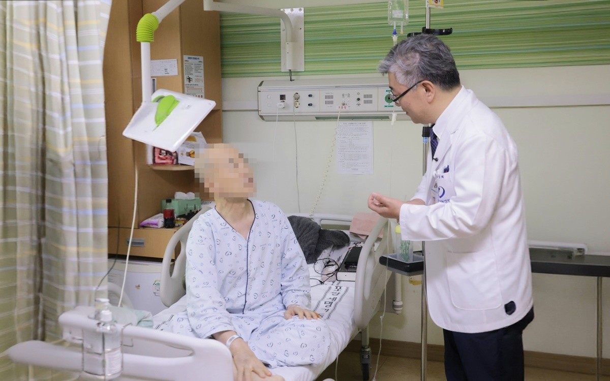 세명기독병원 뇌병원 조상희 원장이 입원 중인 치매 환자의 상태를 살피며 회진하고 있다.