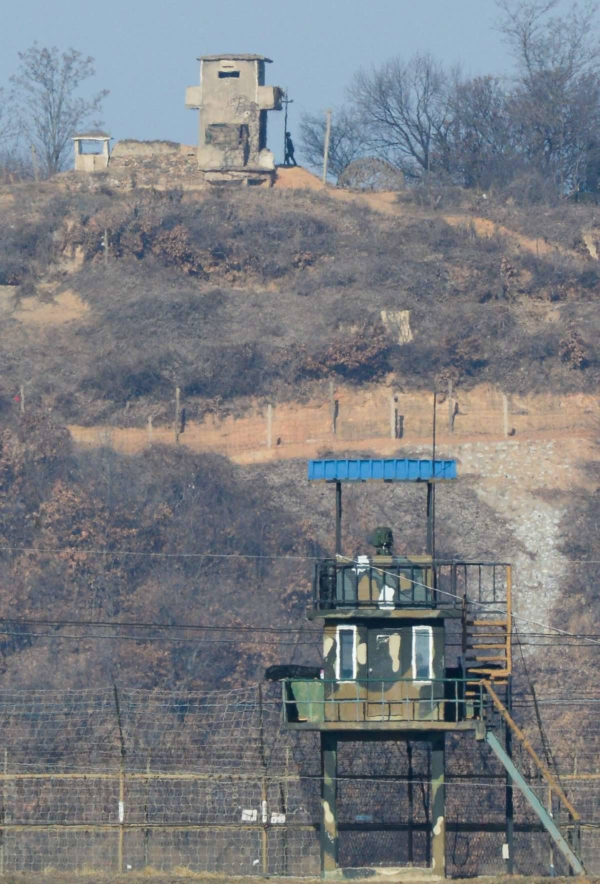 경기도 파주시 서부전선 전방부대 경계초소 너머로 북한 초소에서 북한 병사가 근무를 서고 있다. / 뉴스1 자료사진