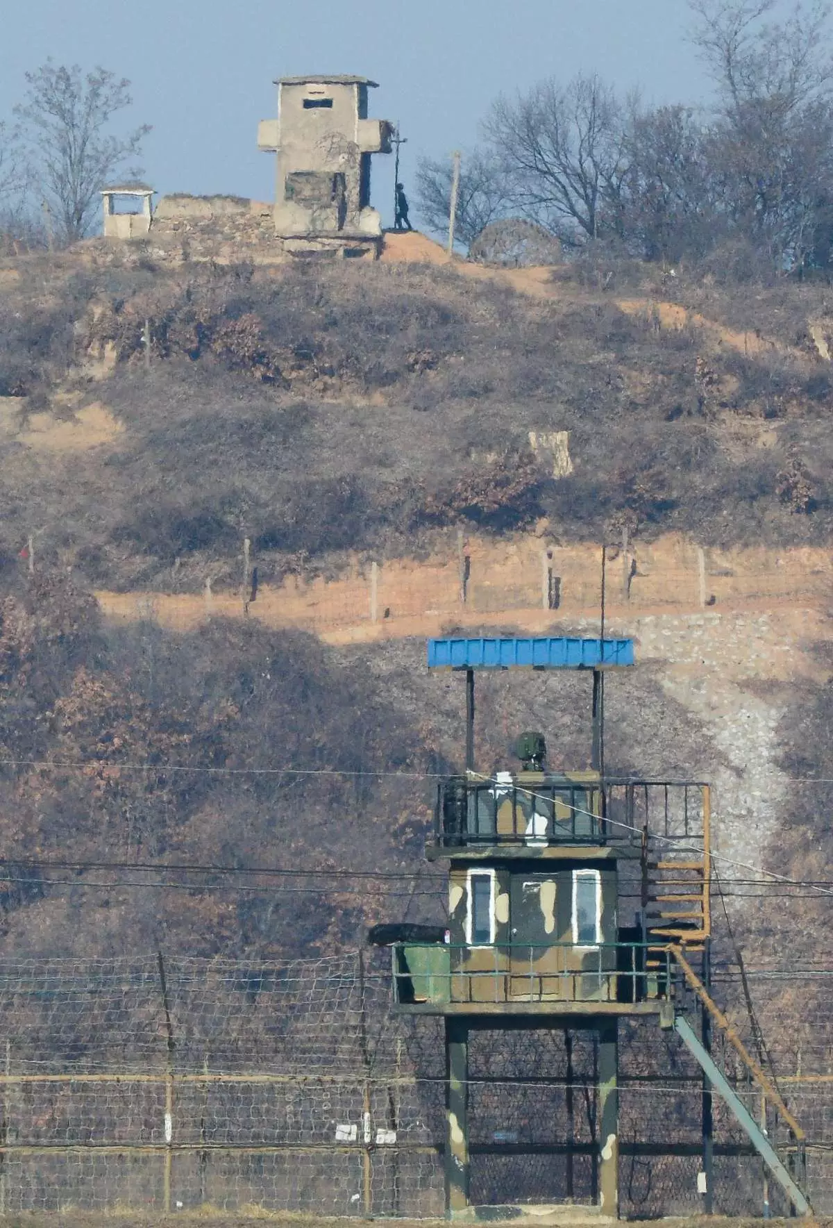 경기도 파주시 서부전선 전방부대 경계초소 너머로 북한 초소에서 북한 병사가 근무를 서고 있다. / 뉴스1 자료사진