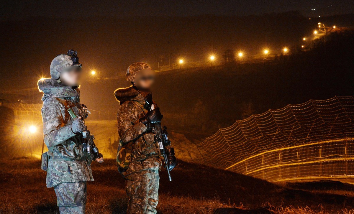 서부전선 최전방에서 경계근무를 서는 군장병. / 뉴스1 자료사진