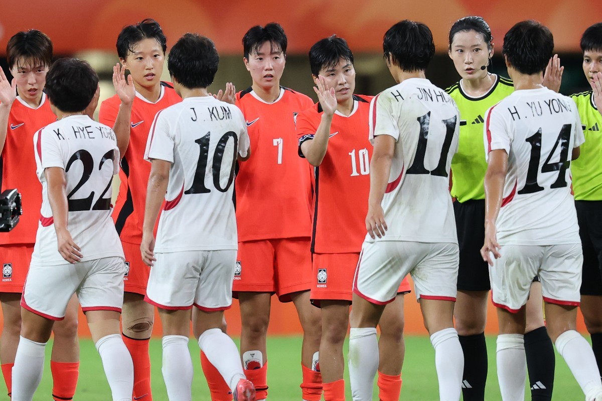 21일 일본 시즈오카 스타디움 에코파에서 열린 2026 아이치·나고야 아시안게임 여자축구 조별예선 F조 대한민국과 북한의 경기를 1-1 무승부로 마친 양국 선수들이 인사를 나누고 있다. / 뉴스1