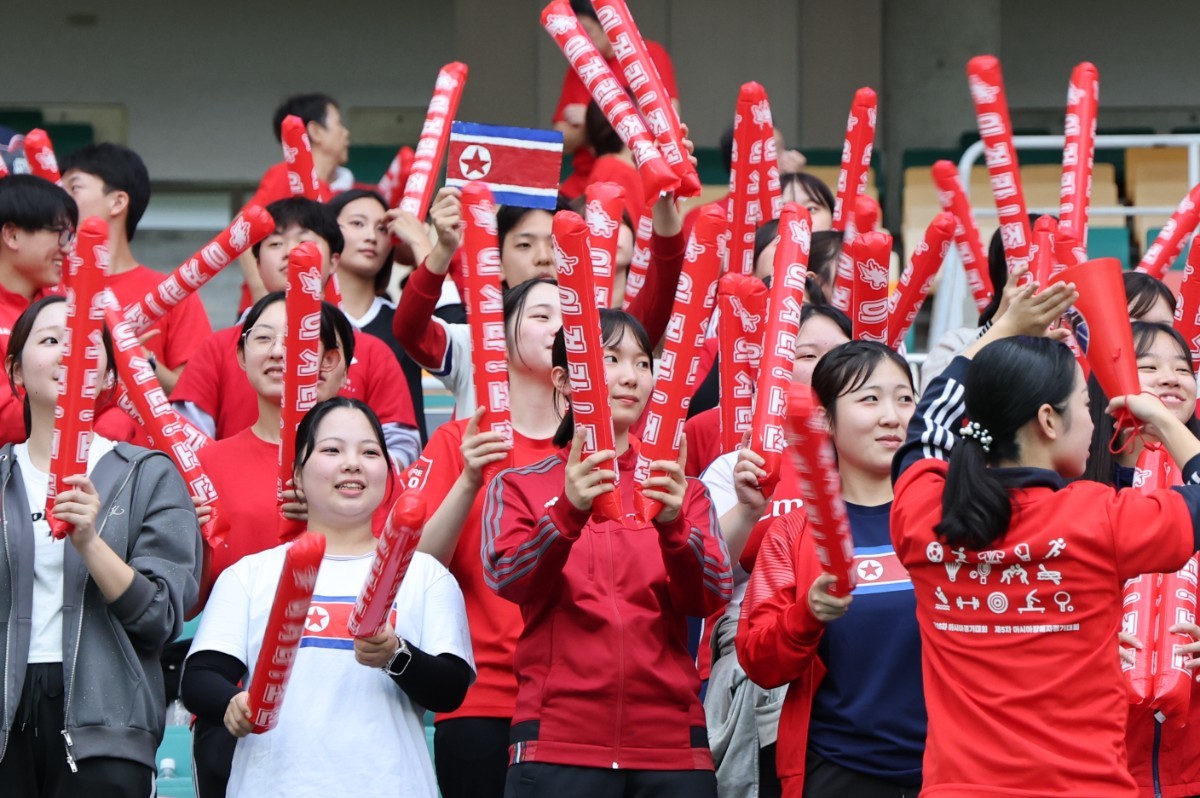 응원하는 북한 축구 응원단 / 뉴스1