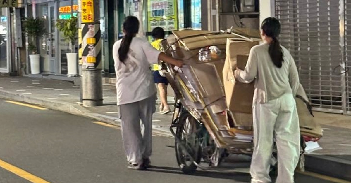 “할아버지 식사는요?” 막차 끊긴 상황서 폐지 수레 1시간 밀고 식사까지 챙긴 중학생들