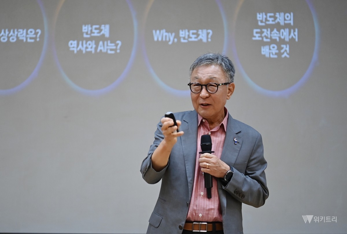 정은승 전남광주통합특별시 반도체전략위원장(전 삼성전자 DS부문 CTO)은 지난 9월 21일 호남대학교 국제회의실에서 열린 초청 특강에서 지역 청년들에게 도전과 협력, 리더십을 갖춘 개척자로 성장해 달라고 당부했다. / 호남대