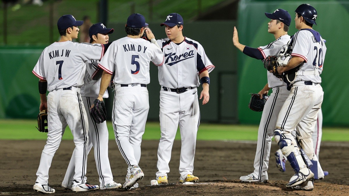 21일 일본 아이치현 오카자키 중앙종합공원 야구장에서 열린 2026 아이치·나고야 아시안게임 야구 조별리그 1차전 대한민국과 대만의 경기, 대한민국 선발투수 곽빈이 5회초를 무실점으로 마무리 한 뒤 더그아웃으로 들어가고 있다. / 뉴스1