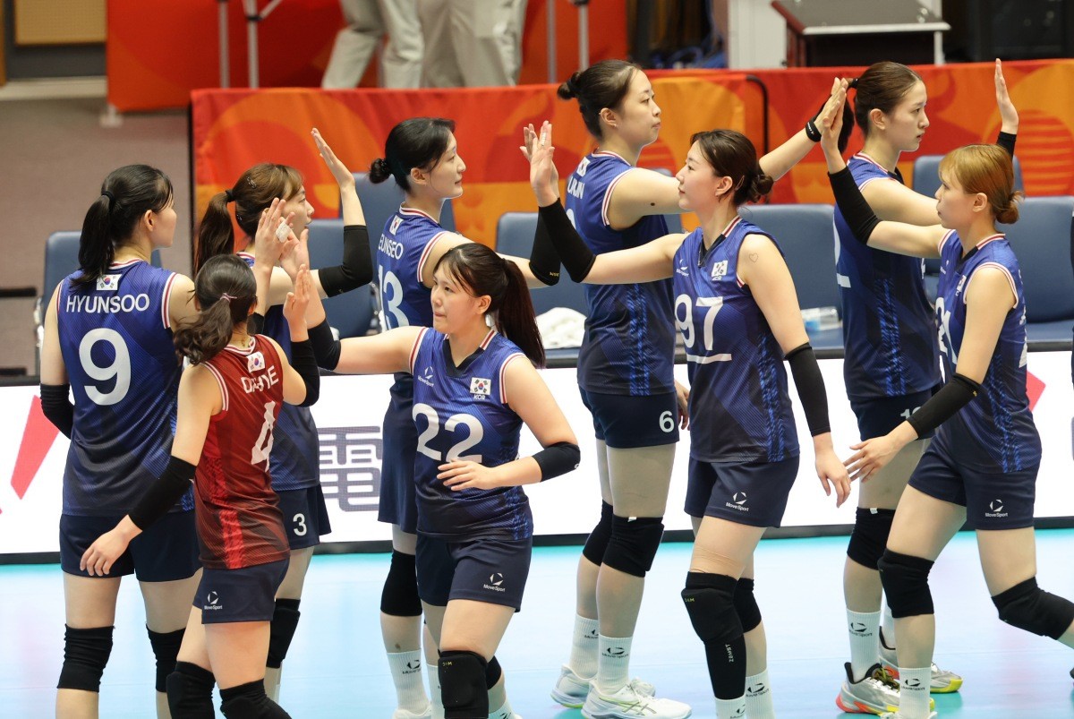 21일 일본 아이치현 파크 아레나 고마키에서 열린 2026 아이치·나고야 아시안게임 여자 배구 한국과 일본의 준결승전에서 0-3으로 패배한 한국 선수들이 아쉬워하고 있다. / 연합뉴스