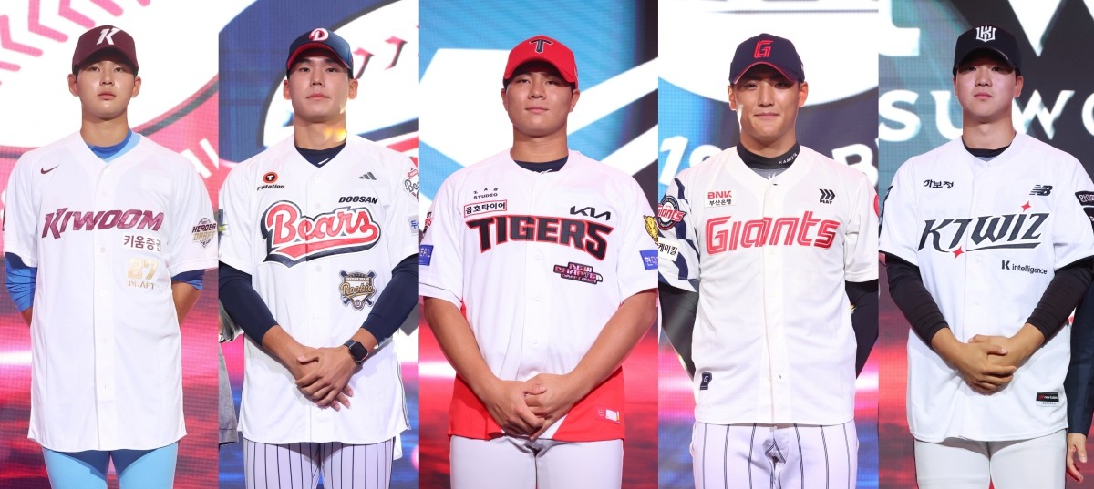 21일 열린 2027 KBO 신인 드래프트 1라운드 지명 선수들. 왼쪽부터 키움 하현승(부산고), 두산 김지우(서울고), KIA 이호민(경남고), 롯데 박근서(서울디자인고), kt 이승원(유신고). / 연합뉴스