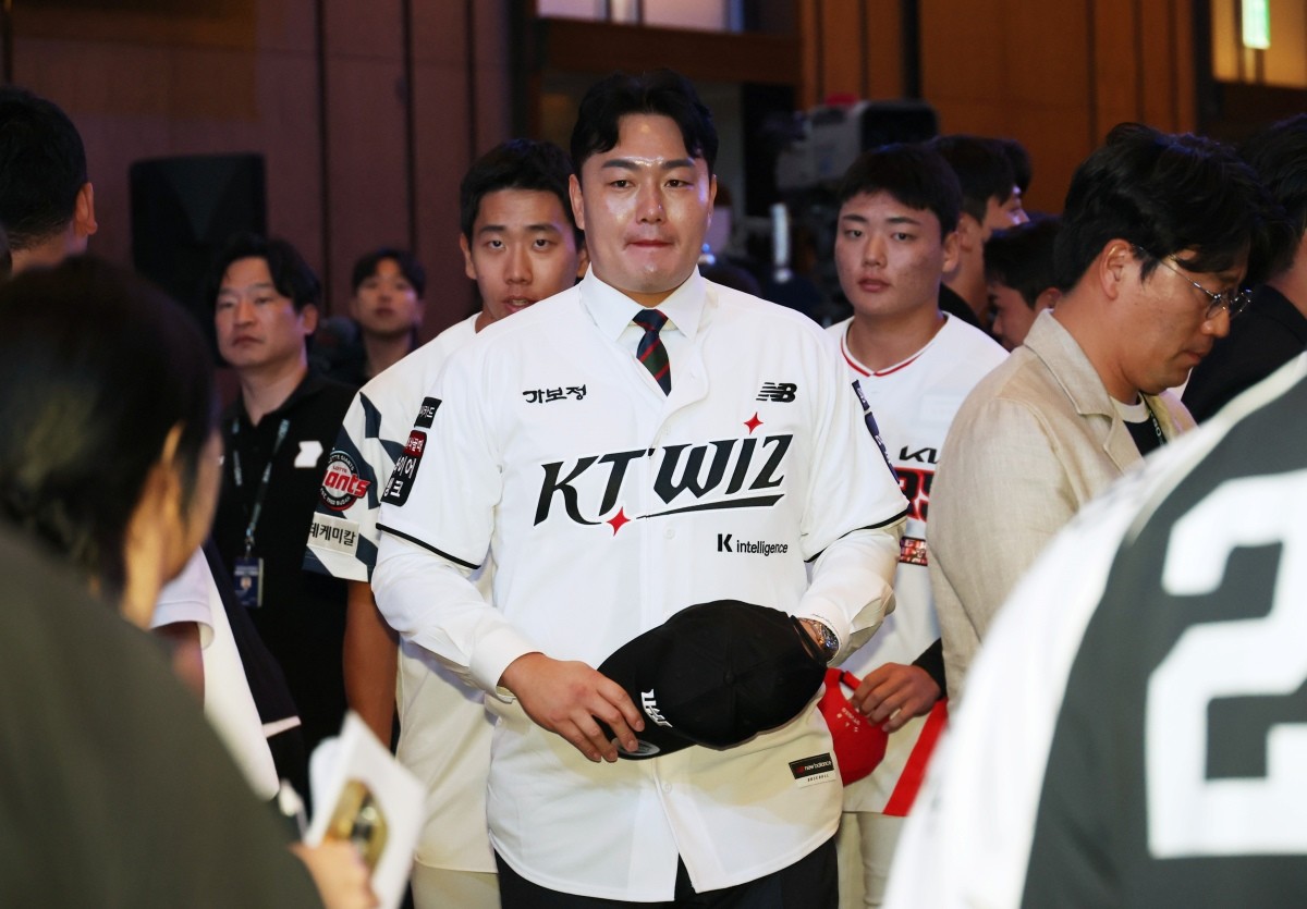 21일 서울 롯데호텔 월드에서 열린 2027 KBO 신인 드래프트. 2라운드에서 kt 위즈의 지명을 받은 최지만이 유니폼을 입고 무대 위로 걸어가고 있다. / 뉴스1