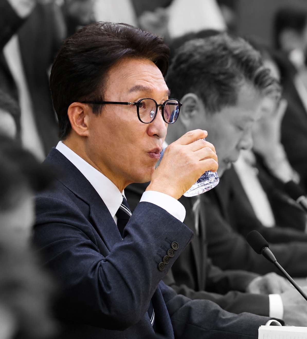 김민석 더불어민주당 대표가 21일 오전 경기 의정부시 경기도청 북부청사에서 열린 경기 예산정책협의회에서 잠시 목을 축이고 있다. / 뉴스1