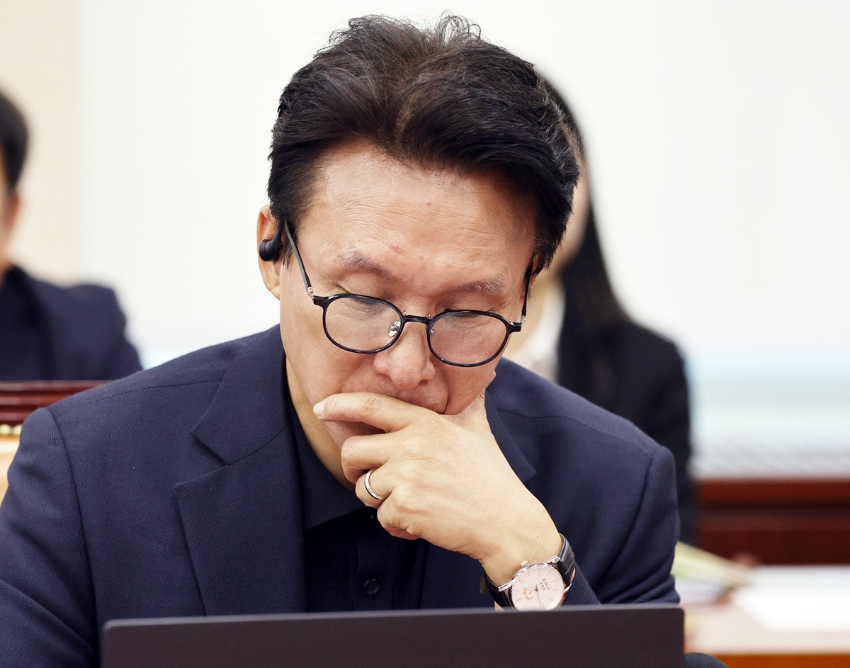 김민석 더불어민주당 대표가 서울 여의도 국회에서 열린 국방위원회 전체회의에서 생각에 잠겨 있다. 기사 이해를 돕기 위한 자료 사진. 김민석 더불어민주당 대표가 '여당의 적어도 의원급 정도 되는 구성원들은 당 내부에서 대통령 인사 문제에 대한 의견을 제시하는 것이 좋다'라고 밝혔다. 김민석 대표는 22일 더불어민주당 공식 유튜브 채널 '민주당TV'의 '민티07'에 출연해 '김용민 의원을 국회 법제사법위원회(법사위)에서 사보임 해야 한다'라는 한 댓글 질문에 '가급적 내부에서 건의하는 방식으로 하는 것이 좋다'라며 이렇게 답했다. / 뉴스1