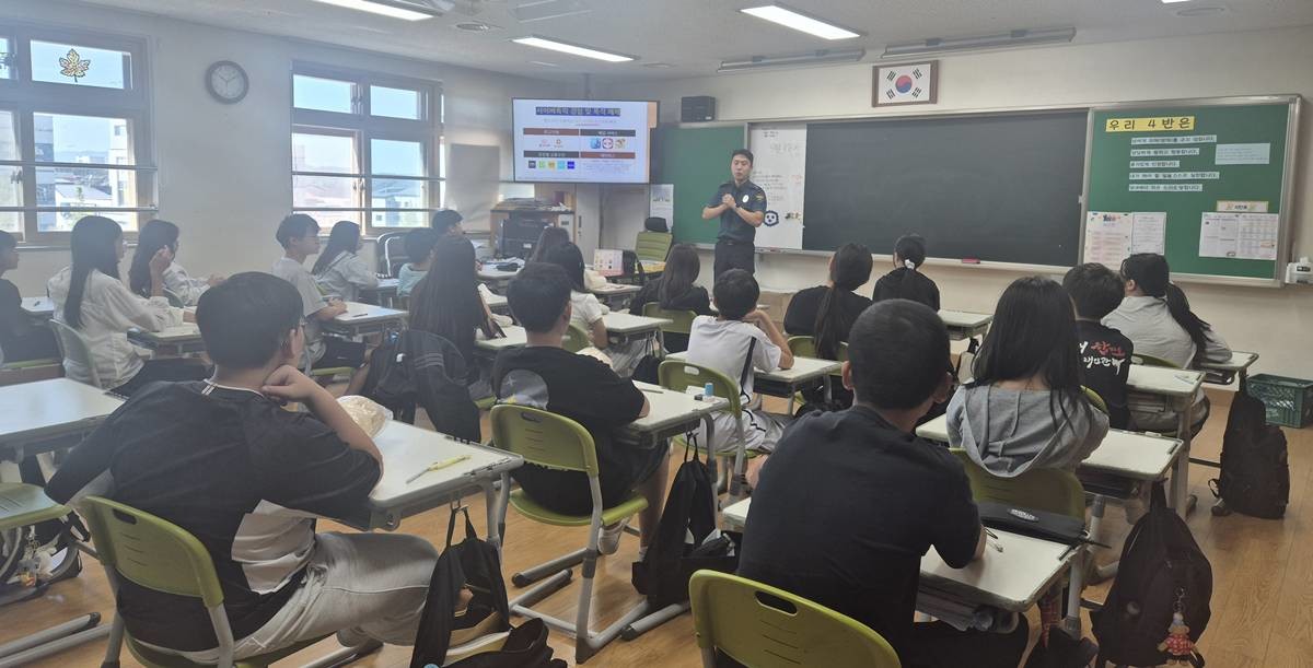 경북교육청과 경북경찰청의 합동 학교폭력 예방 사업인 ‘두드림팀’ 운영 모습/경북교육청
