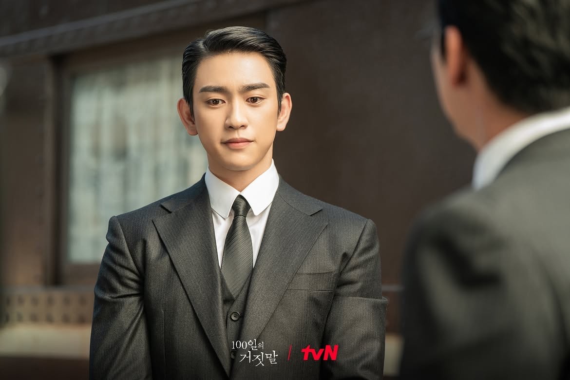 '100일의 거짓말 '스틸컷. '100일의 거짓말'은 밀정이 된 경성 최고의 소매치기와 조선총독부의 엘리트 통역관이 적의 심장부에서 마주하며 벌어지는 100일간의 첩보 로맨스를 그린다. / tvN