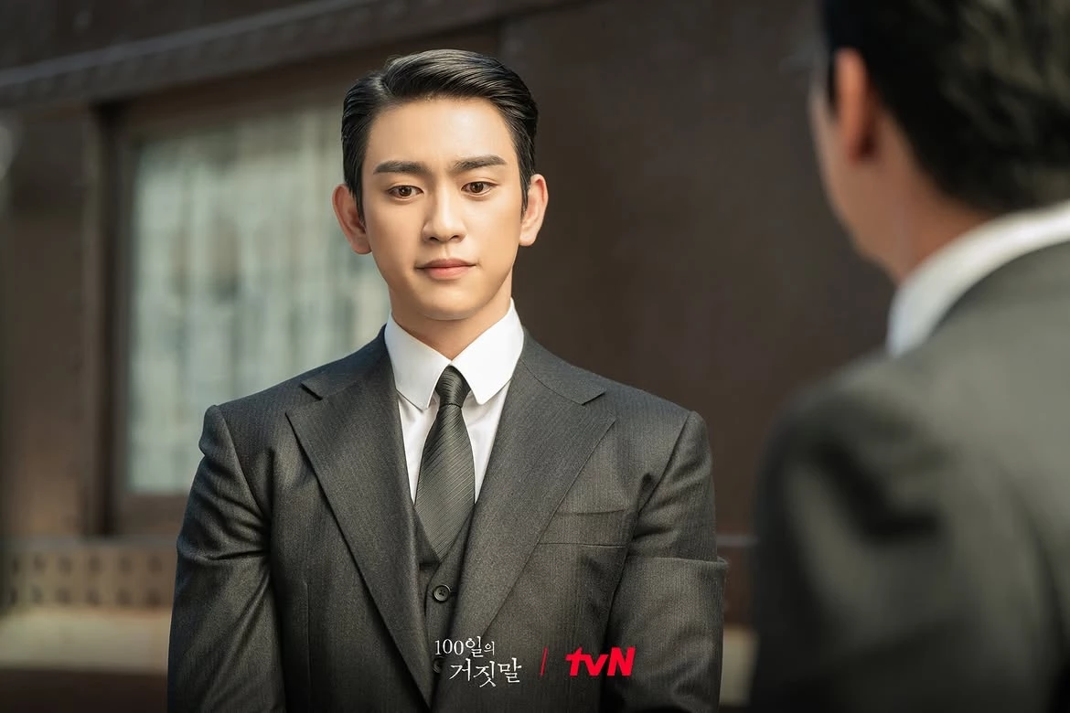 '100일의 거짓말 '스틸컷. '100일의 거짓말'은 밀정이 된 경성 최고의 소매치기와 조선총독부의 엘리트 통역관이 적의 심장부에서 마주하며 벌어지는 100일간의 첩보 로맨스를 그린다. / tvN