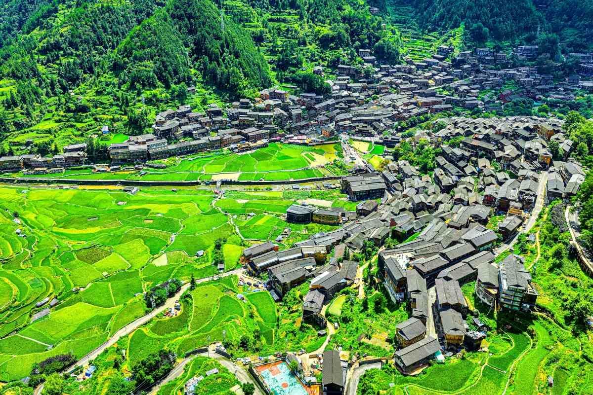 계단식 논과 목조 가옥이 산비탈을 따라 이어진 시장 첸후 먀오자이 전경. / dongfang-shutterstock.com
