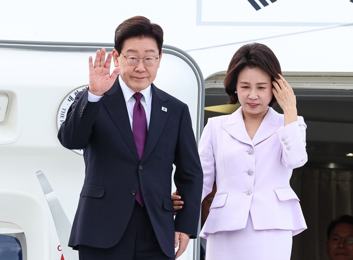 이재명 대통령과 김혜경 여사가 21일(현지 시각) 유엔 총회 참석을 위해 미국 뉴욕 JFK 공항에 도착해 환송객들에게 인사하고 있다. / 뉴스1