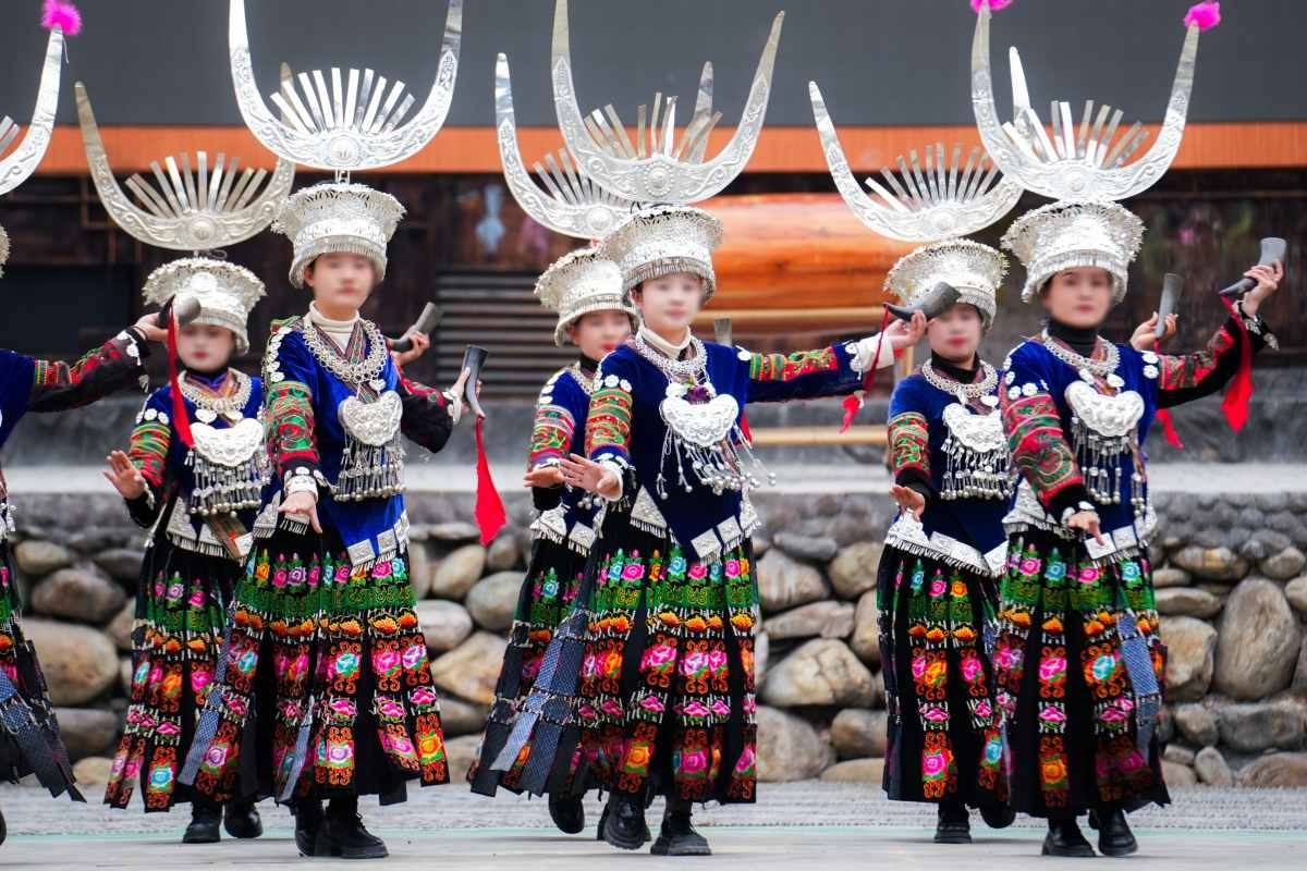 전통 의상을 입고 공연을 펼치는 먀오족 여성들. / kikujungboy CC-shutterstock.com