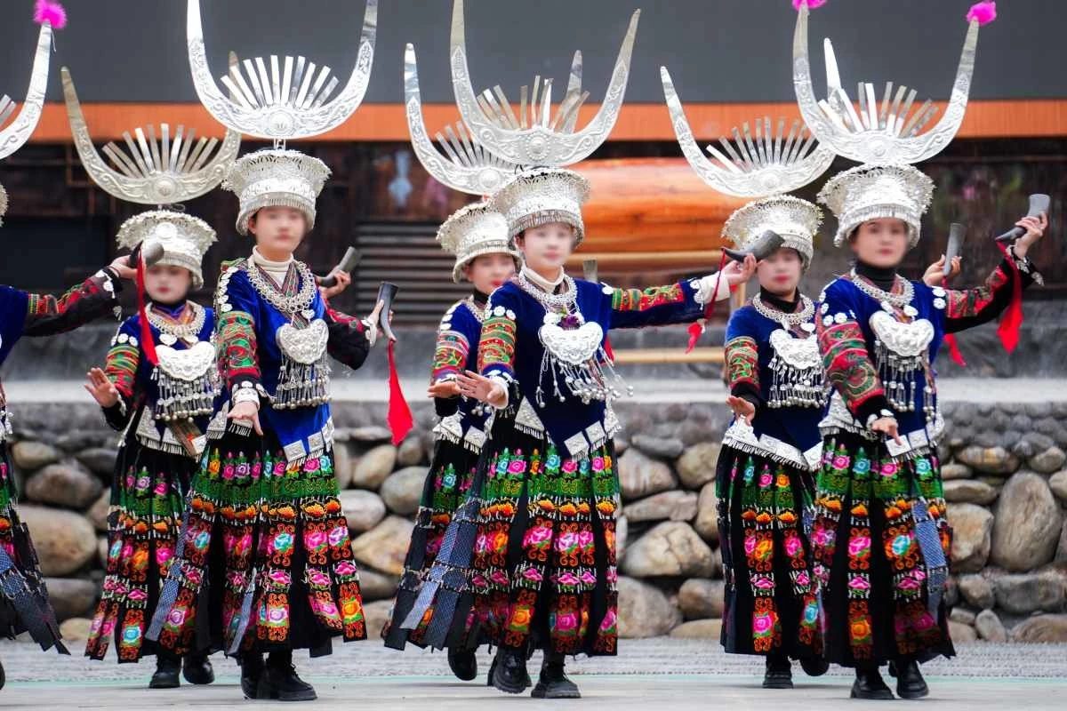 전통 의상을 입고 공연을 펼치는 먀오족 여성들. / kikujungboy CC-shutterstock.com