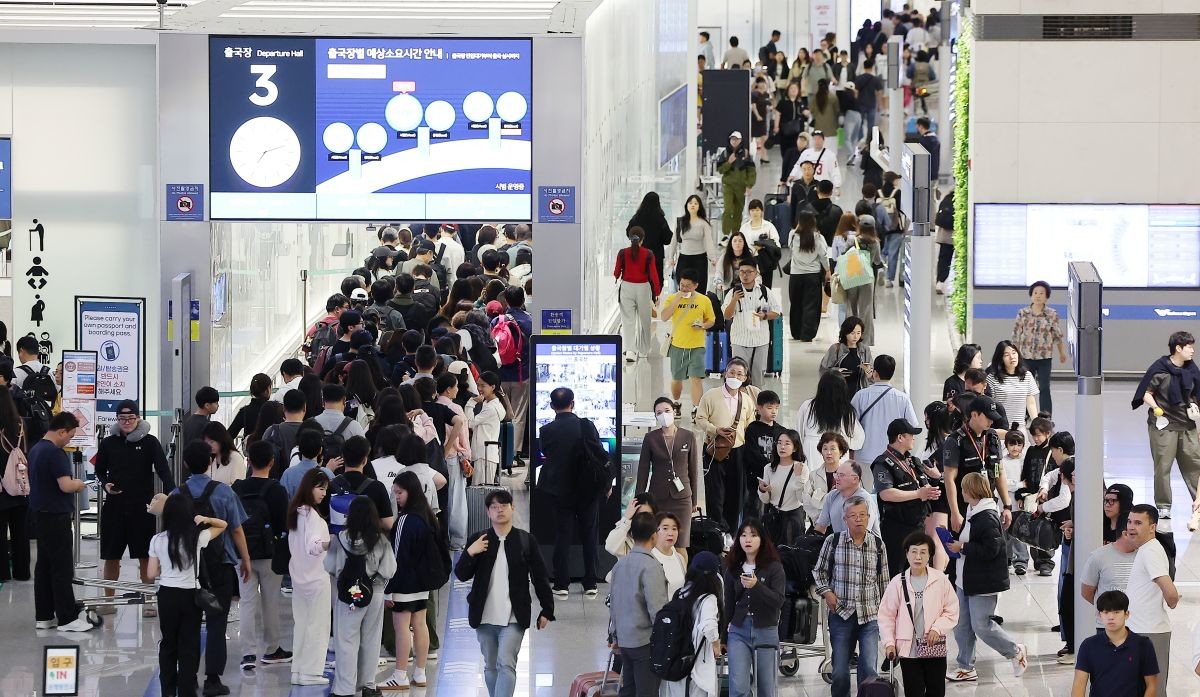 추석연휴에 붐비는 공항 / 뉴스1