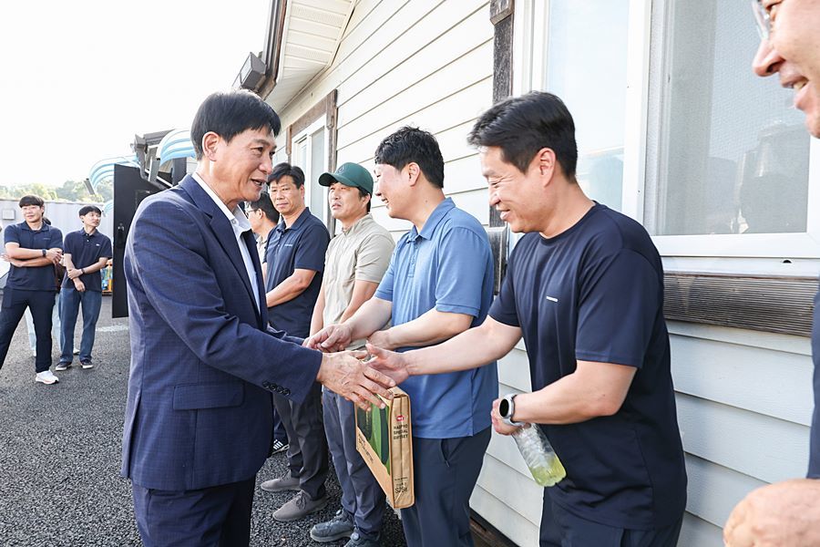"추석에도 거리는 깨끗하게" 김진규 검단구청장, 환경공무관 격려