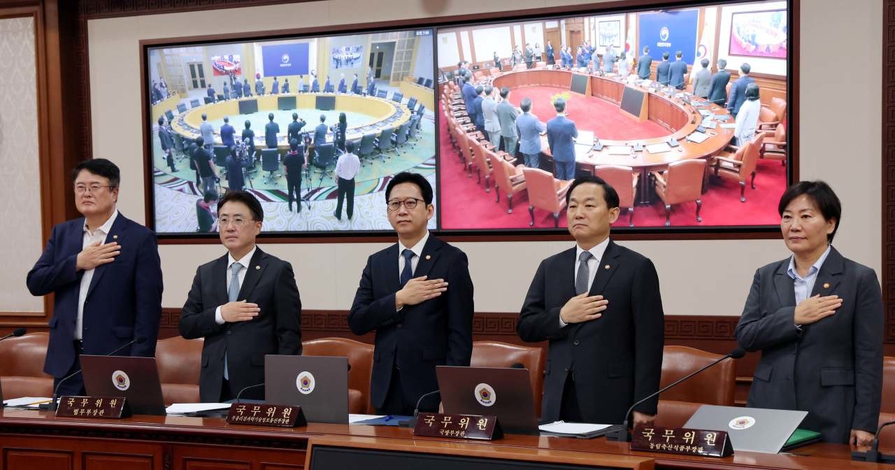 배경훈 부총리 겸 과학기술정보통신부 장관을 비롯한 국무위원들이 22일 서울 종로구 정부서울청사에서 열린 국무회의에 국민의례를 하고 있다. 이날 국무회의는 한성숙 총리가 세종에서 주재했다. / 뉴스1