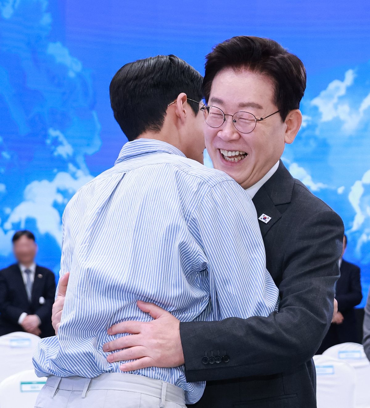 이재명 대통령이 청와대 영빈관에서 열린 청년 오픈마이크에서 입장하는 청년들과 인사를 나누고 있다. 기사 이해를 돕기 위한 자료 사진. 청와대는 '대통령이 일부 시사 프로그램 패널들과 소통하며 답을 준다는 특정 시사평론가의 발언은 사실이 아니다'라고 밝혔다. 청와대 대변인실은 21일 오후 언론 공지를 통해 '사실관계에 대한 확인 없이 사실과 다른 추측성 주장을 공개적으로 유포한 데 대해 강한 유감을 표한다. 이에 유의해 주시기 바란다'라며 이런 입장을 냈다. / 뉴스1