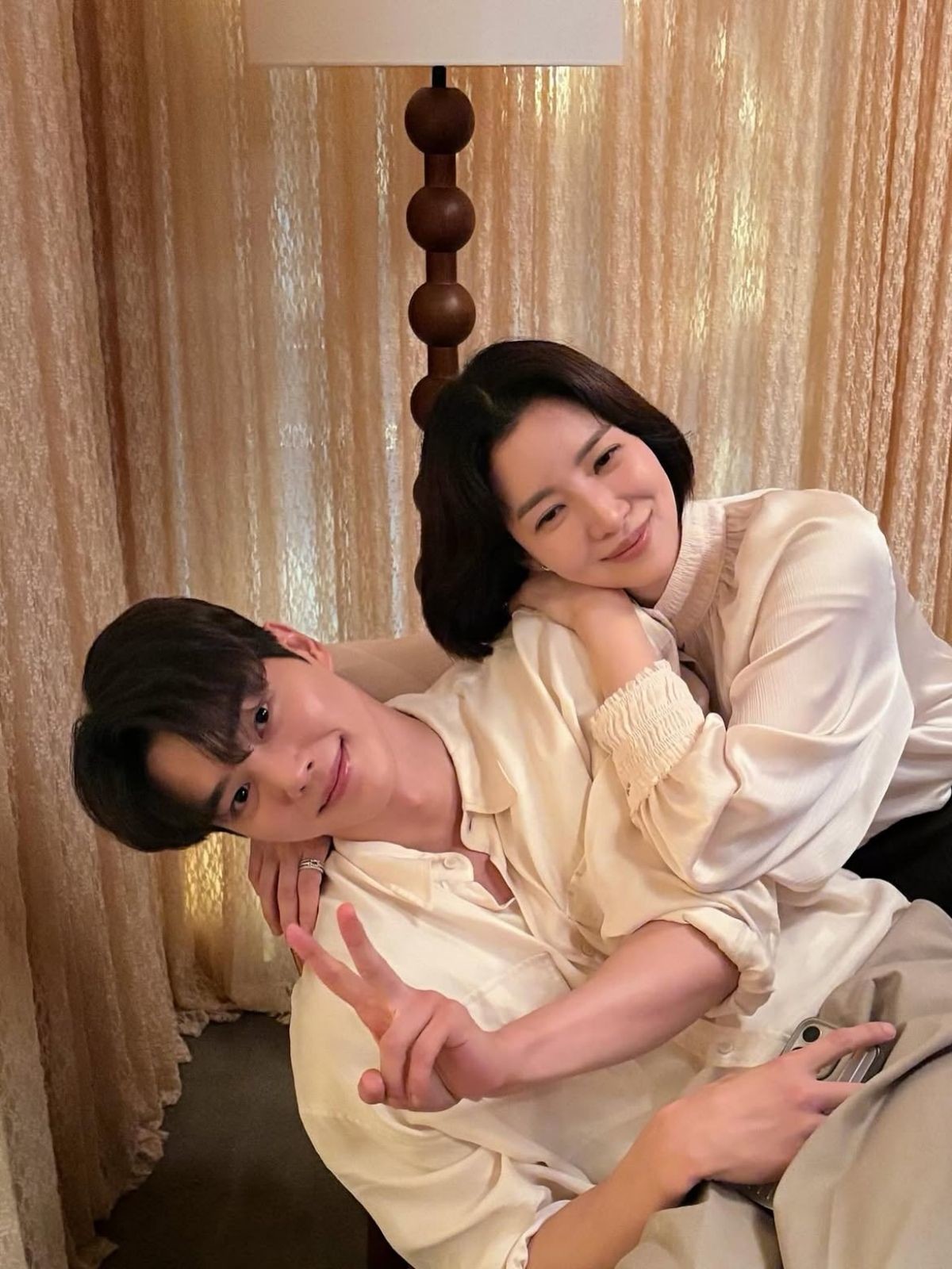 '포핸즈' 주요 출연자 송강과 윤세아. 두 사람은 모자 관계로 극에 출연 중이다. / 윤세아 인스타그램