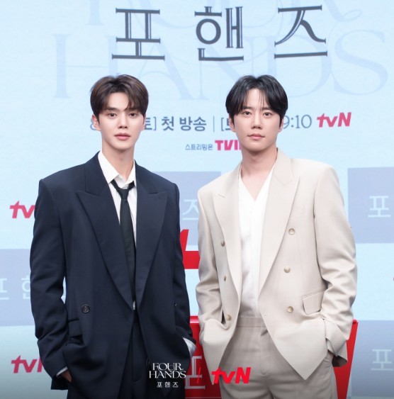 '포핸즈' 주연 송강, 이준영. / tvN 제공