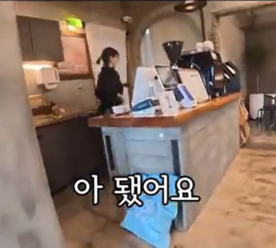 택배기사에게 소금빵과 커피를 대접한 카페 사장. 이토랜드에 올라온 영상을 캡처했다.