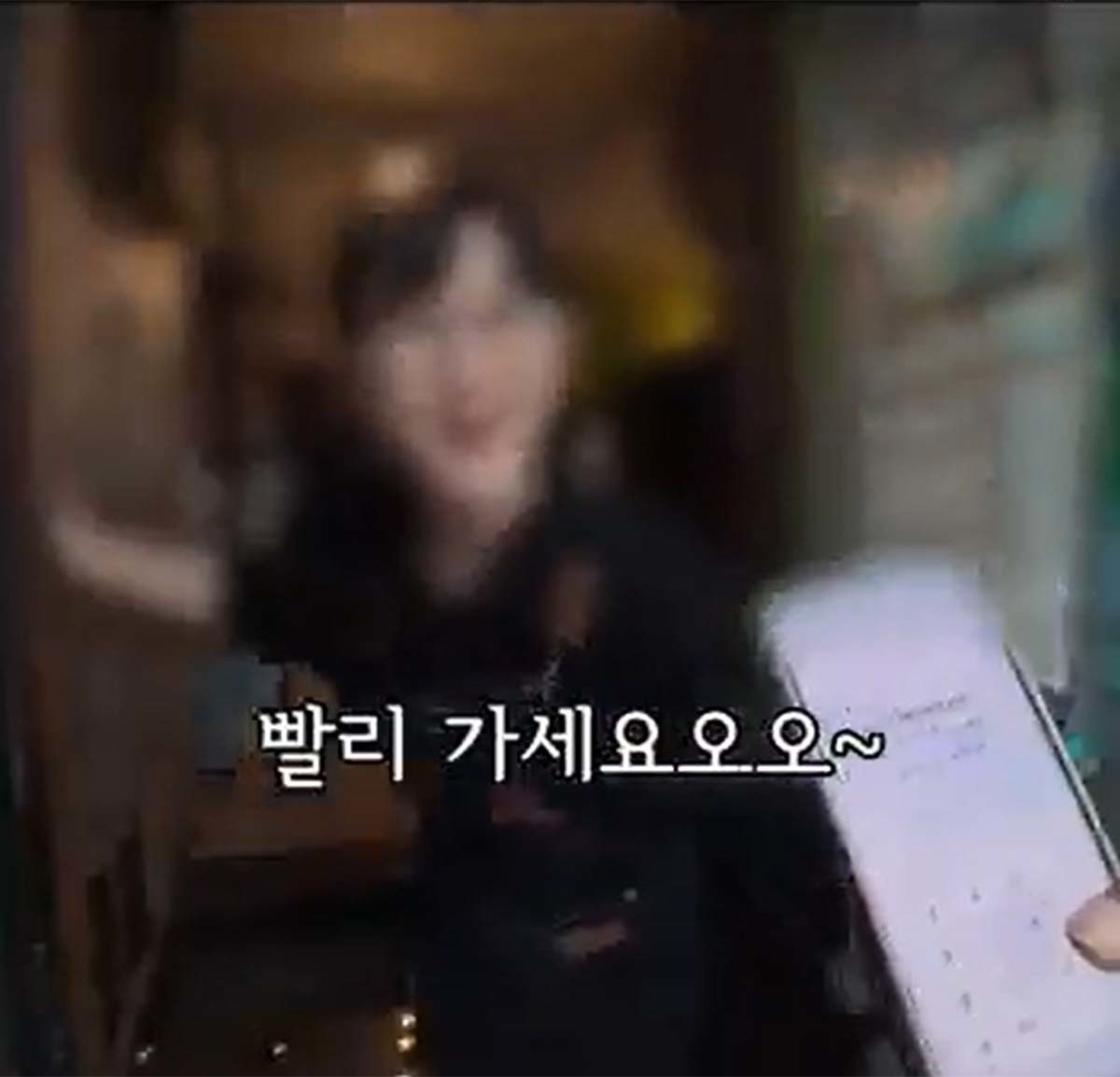 택배기사에게 소금빵과 커피를 대접한 카페 사장. 이토랜드에 올라온 영상을 캡처했다.
