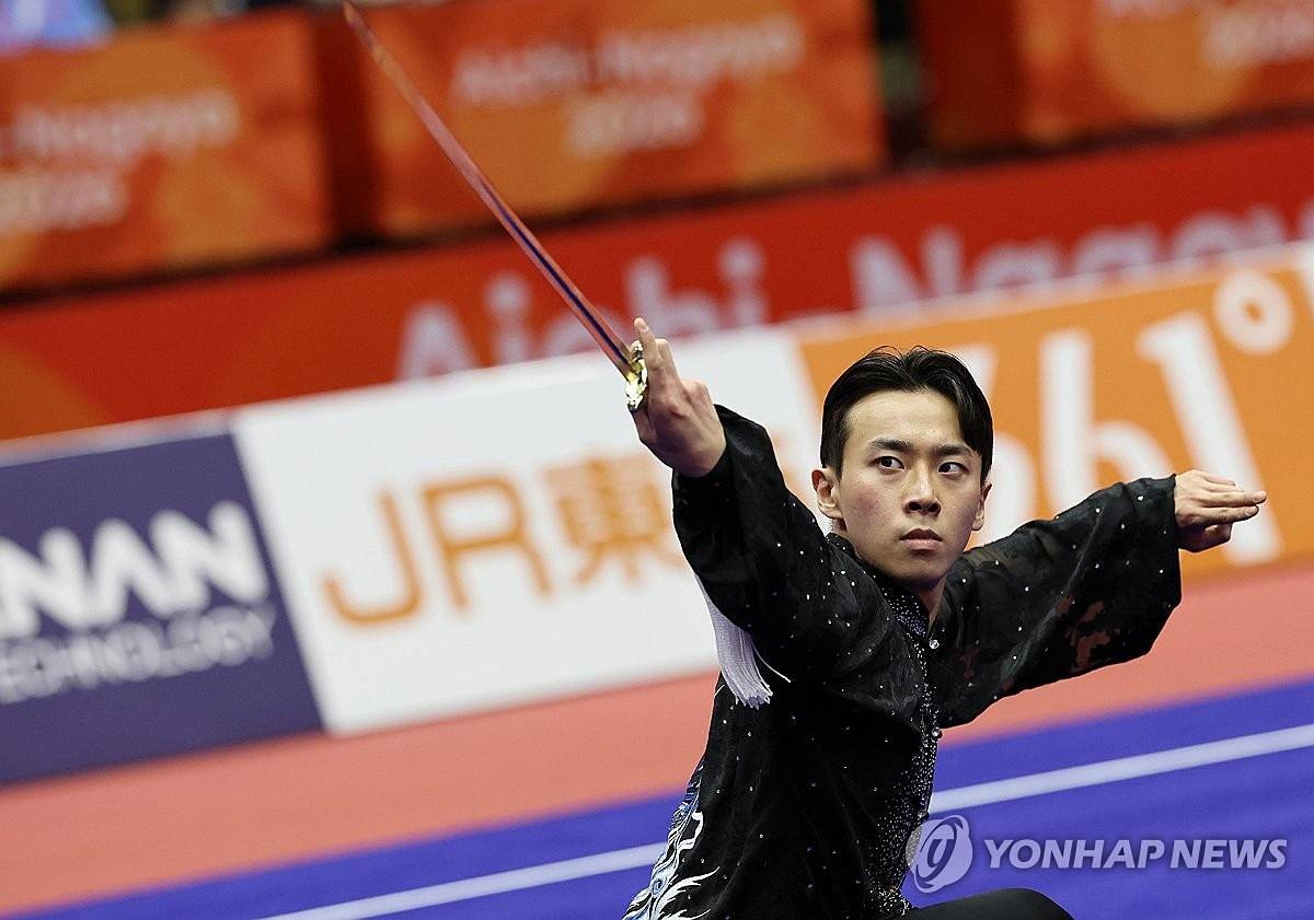 전날 일본 나고야 아이치현 무도관에서 열린 2026 아이치·나고야 아시안게임 우슈 남자 태극권·태극검 결선에서 대한민국 안현기가 태극검 연기를 펼치고 있다 / 연합뉴스