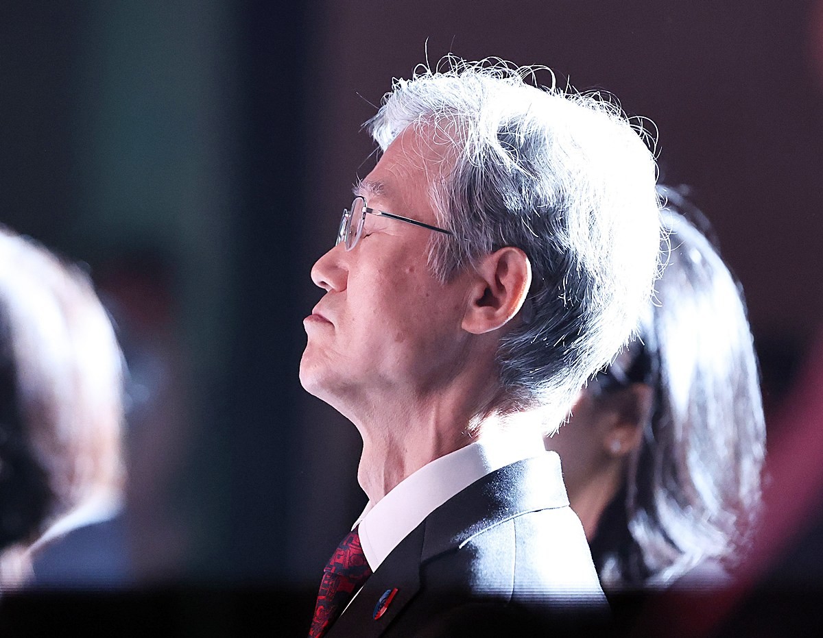 조희대 대법원장이 서울 용산구 그랜드하얏트 호텔에서 열린 제1회 세종법률문화상 시상식에 참석해 생각에 잠겨 있다. 기사 이해를 돕기 위한 자료 사진. 조희대 대법원장이 청와대의 대법관 후보 재제청 요청에 응할 수 없다는 입장을 밝혔다. 조 대법원장은 22일 취재진에 '대통령의 국법상 행위는 국무총리와 관계 국무위원이 부서한 문서로써 한다'라고 밝혔다. 그러면서 '이번 재제청 요청 관련 문서로는 8월 28일자 '대법관 후보자 재제청 요청'이 있을 뿐인데 거기에는 재제청을 요청하는 구체적인 사유와 그 헌법적 근거가 적혀있지 않다'라고 했다. 조 대법원장은 '달리 재체청 요청을 정당화할 구체적인 헌법적 근거와 사유를 찾을 수 없다'라며 '재제청 요청에 응할 수 없음을 밝힌다'라고 말했다. / 뉴스1