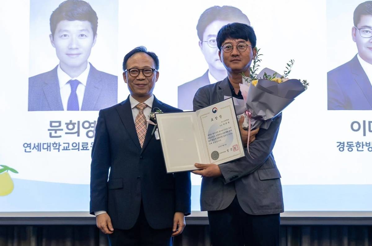 에스포항병원 이희목 원무부장(오른쪽)이 대한병원행정관리자협회 학술대회에서 보건의료 발전과 병원행정 분야에 기여한 공로로 보건복지부장관 표창을 수상했다/에스포항병원