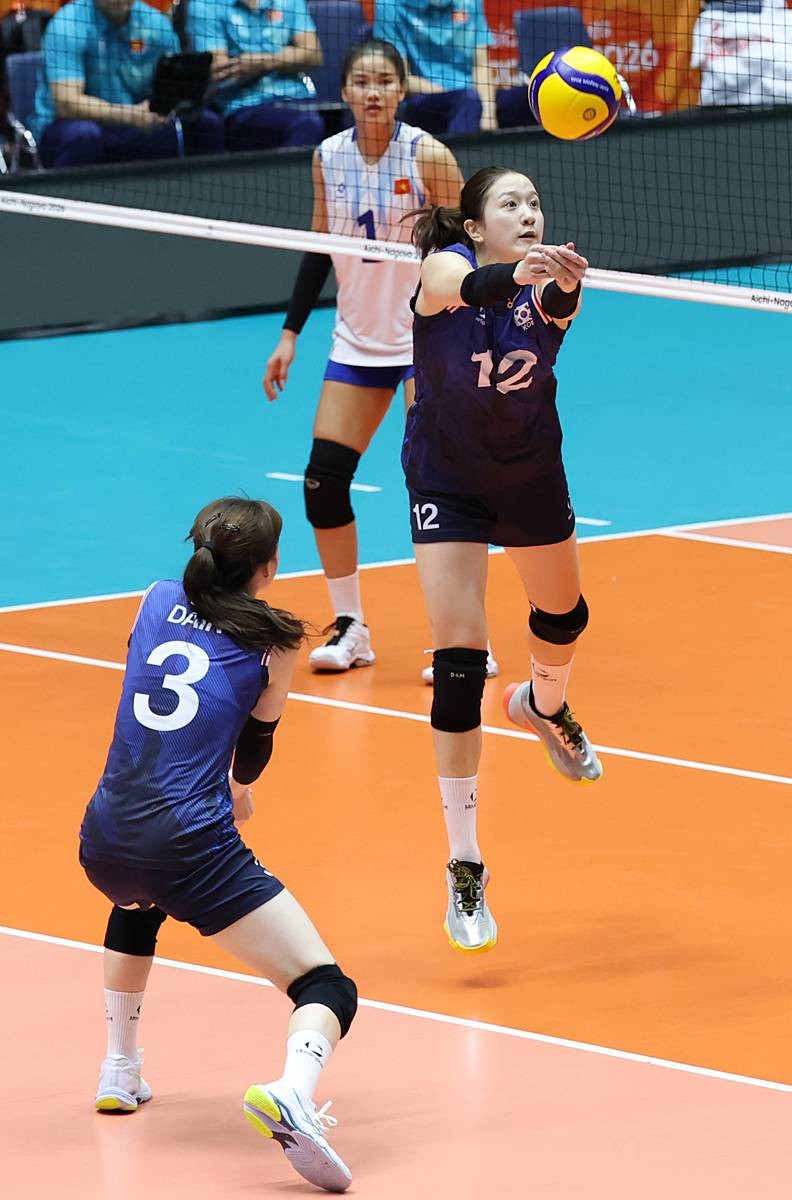 지난 18일 일본 파크 아레나 고마키에서 열린 2026 아이치·나고야 아시안게임 여자배구 조별리그 D조 3차전 대한민국과 베트남의 경기, 이다현이 수비하고 있다 / 뉴스1