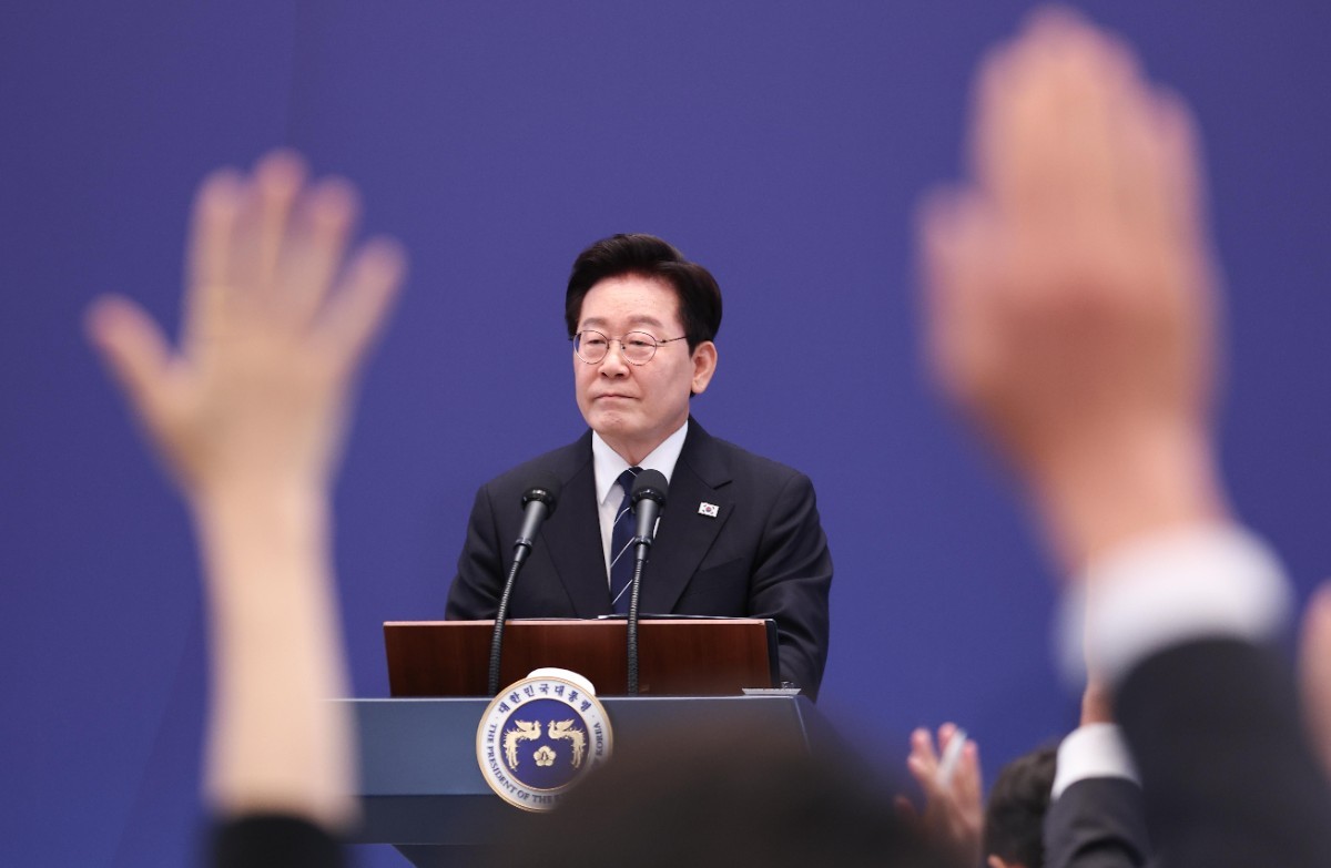 이재명 대통령이 18일 청와대 영빈관에서 열린 현안 기자회견에서 기자들의 질문을 받고 있다. / 뉴스1