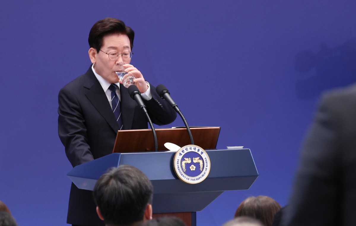 이재명 대통령이 18일 청와대 영빈관에서 열린 현안 기자회견에서 기자들의 질문을 들으며 물을 마시고 있다. / 뉴스1