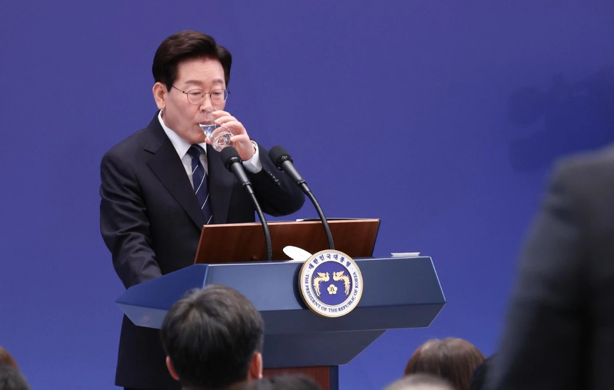 이재명 대통령이 18일 청와대 영빈관에서 열린 현안 기자회견에서 기자들의 질문을 들으며 물을 마시고 있다. / 뉴스1