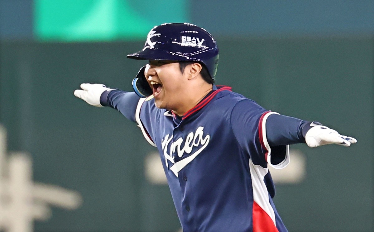 2026 WBC 조별리그 일본전에서 2타점 2루타를 친 뒤 ‘비행기 세리머니’를 하는 문보경. / 연합뉴스