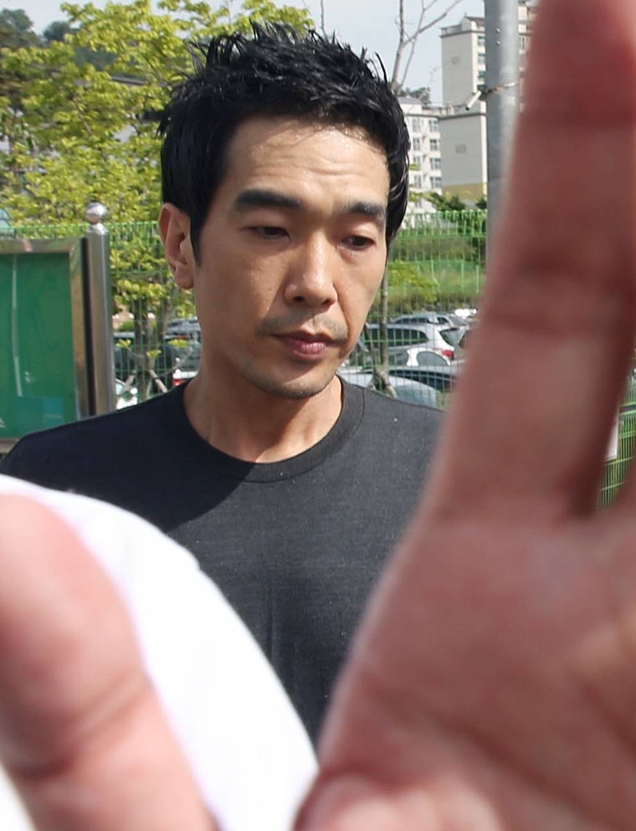 미성년자 성폭행 및 성추행 혐의로 구속된 그룹 룰라 출신 고영욱이 2015년 7월 10일 오전 구로구 천왕동 서울남부교도소에서 복역을 마친 뒤 만기 출소하고 있다 / 뉴스1