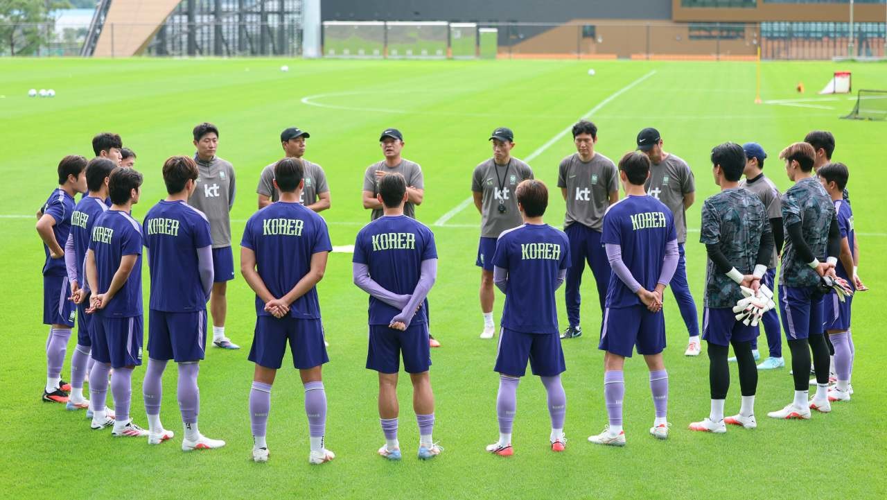 이민성 2026 아이치·나고야 아시안게임 축구대표팀 감독이 지난 1일 충남 천안시 코리아풋볼파크에서 선수들과 대화하고 있다. / 뉴스1
