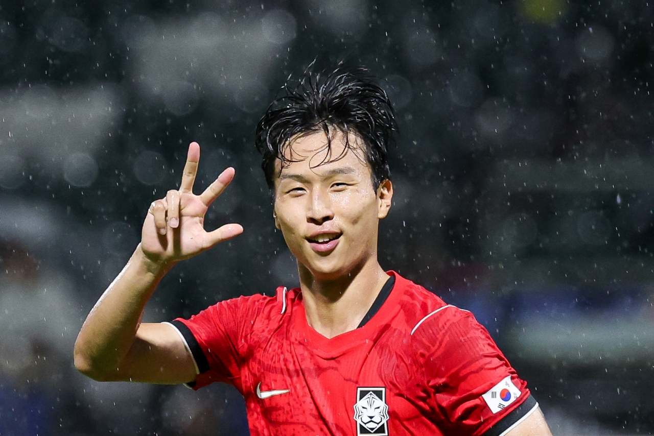 지난 15일 오후 일본 나고야 미즈호 파크 럭비 필드에서 열린 2026 아이치·나고야 아시안게임 남자축구 D조 예선 대한민국과 카타르의 경기에서 해트트릭을 기록한 엄지성이 세리머니를 하고 있다. / 뉴스1