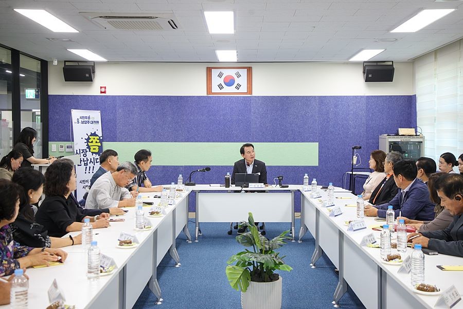 최현덕 남양주시장이 22일 퇴계원읍 ‘현장시장실’에서 주민들의 의견을 청취하고 있다