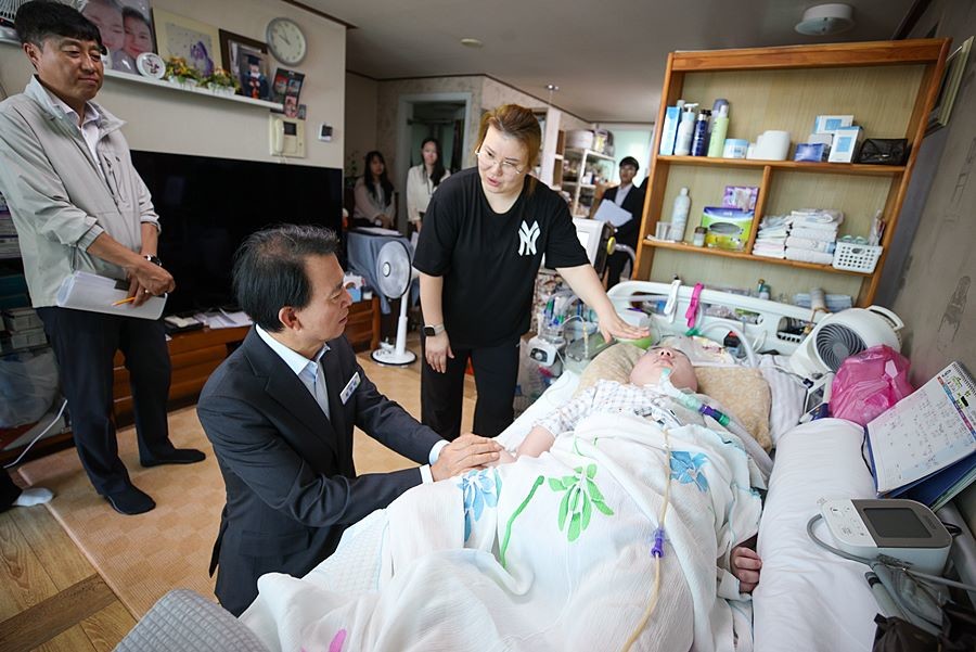 최현덕 시장이 최중증 장애 모자가구를 방문해 대상자를 살피고 돌봄에 대한 애로사항을 청취하고 있다