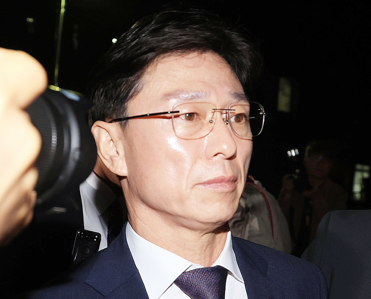 임성근 전 해병대 1사단장이 서울 서초구 서울중앙지방법원에서 열린 구속 전 피의자 심문(영장실질심사)을 마친 뒤 법원을 빠져나가고 있다. 기사 이해를 돕기 위한 자료 사진. 임성근 전 해병대 1사단장이 항소심에서 징역형 집행유예로 감형받았다. 임 전 사단장은 이른바 구명로비 의혹과 관련해 국회에서 위증한 혐의로 기소됐다. 서울고법 형사2-3부(김영현 백승엽 황승태 고법판사)는 22일 국회증언감정법 위반 혐의를 받는 임성근 전 사단장에게 원심을 깨고 징역 1년에 집행유예 2년을 선고했다. 앞서 1심은 임성근 전 사단장의 혐의를 모두 유죄로 보고 징역 1년 6개월의 실형을 선고했다. / 뉴스1