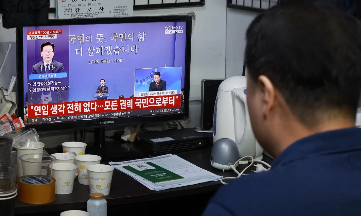 18일 서울 한 전통시장에서 상인이 이재명 대통령의 기자회견 뉴스를 지켜보고 있다. / 뉴스1