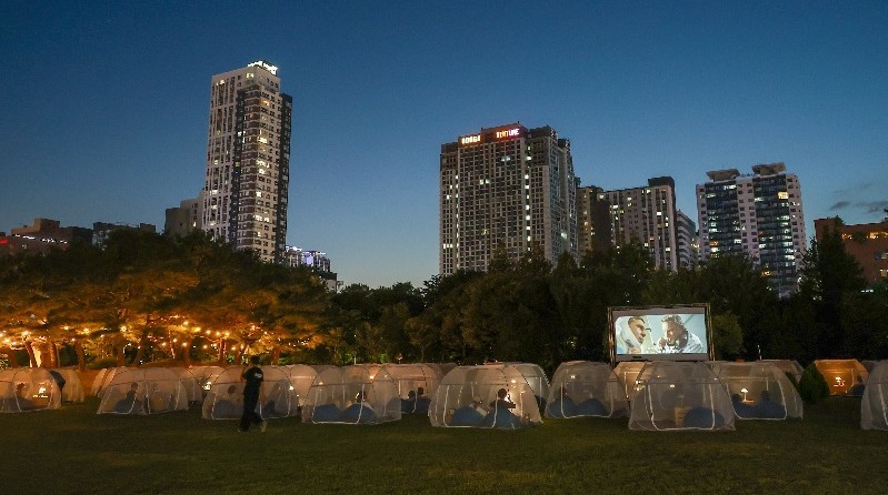 소음 없이 즐기는 가을밤 영화…유성 야외시네마 ‘전 회차 완판’