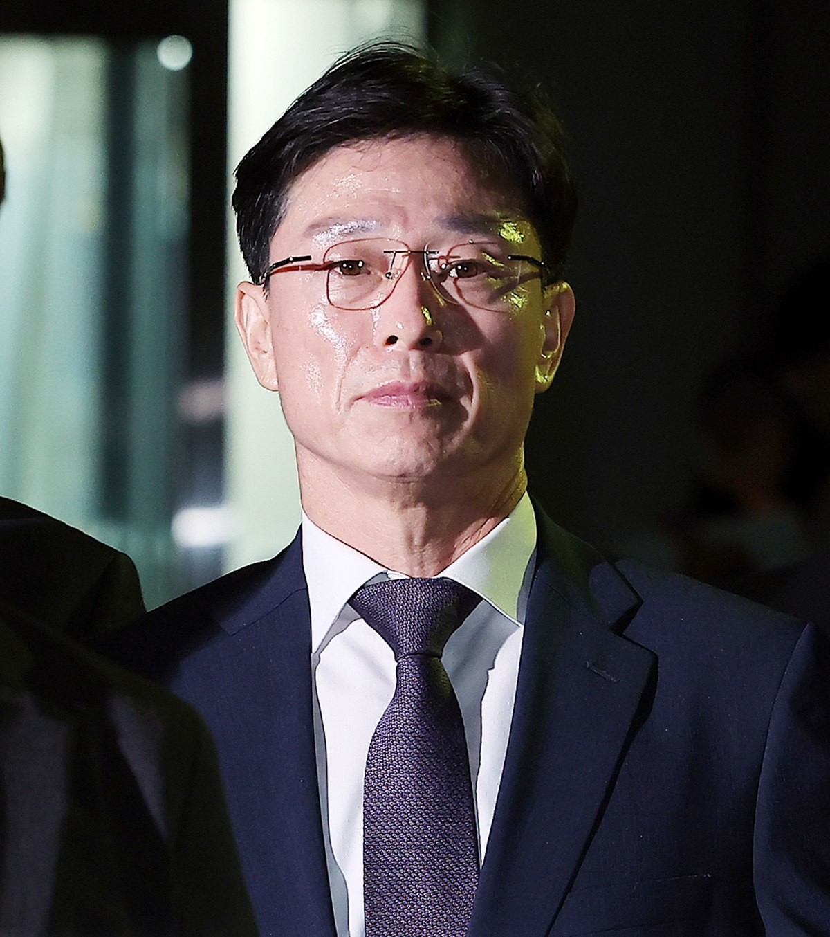 임성근 전 해병대 1사단장이 서울 서초구 서울중앙지방법원에서 열린 구속 전 피의자 심문(영장실질심사)을 마친 뒤 법원을 빠져나가고 있다. 기사 이해를 돕기 위한 자료 사진. 임성근 전 해병대 1사단장이 항소심에서 징역형 집행유예로 감형받았다. 임 전 사단장은 이른바 구명로비 의혹과 관련해 국회에서 위증한 혐의로 기소됐다. 서울고법 형사2-3부(김영현 백승엽 황승태 고법판사)는 22일 국회증언감정법 위반 혐의를 받는 임성근 전 사단장에게 원심을 깨고 징역 1년에 집행유예 2년을 선고했다. 앞서 1심은 임성근 전 사단장의 혐의를 모두 유죄로 보고 징역 1년 6개월의 실형을 선고했다. / 뉴스1
