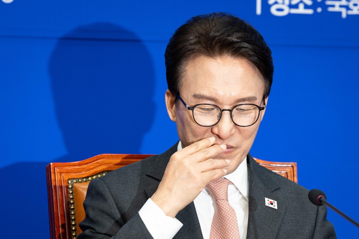 김민석 더불어민주당 대표가 22일 서울 여의도 국회에서 열린 동물과더불어 TF 출범식에서 얼굴을 매만지고 있다. / 뉴스1